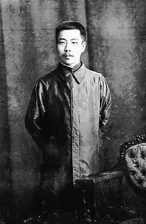 突然爆火，年轻人疯抢，莫言穿了就不想脱！一本书没买却抢了鲁迅COS服（组图） - 21