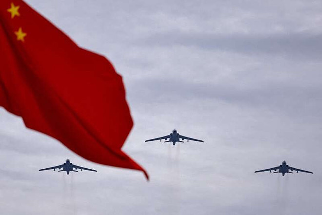 九三阅兵直升机群北京上空拼“80”字样（组图） - 11