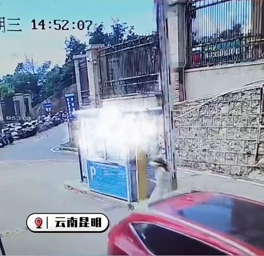 人肉千斤顶!云南悍妇为少妇5元停车费,冒险硬托70公斤电闸画面曝(视频/组图) - 4