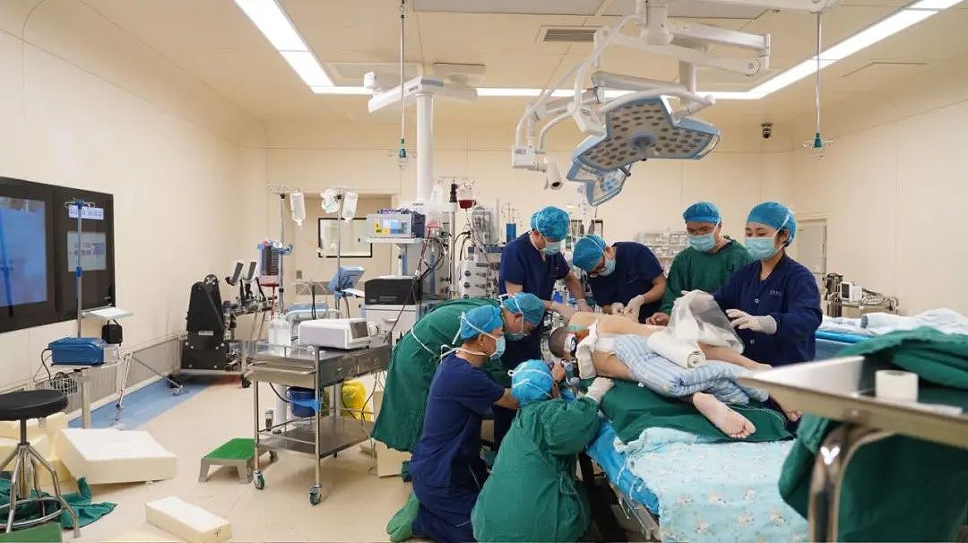 世界首例反向折叠人矫正手术在成都完成!“折叠男孩”已能躺平,将重返大学校园,曾被断言“活不过13岁”(组图) - 4