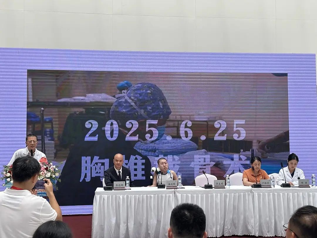 世界首例反向折叠人矫正手术在成都完成!“折叠男孩”已能躺平,将重返大学校园,曾被断言“活不过13岁”(组图) - 8