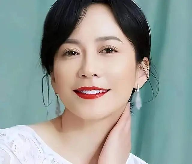 俞飞鸿自曝 20 年不婚真相：身边男人不是丈夫，却陪她抵押房产（组图） - 10