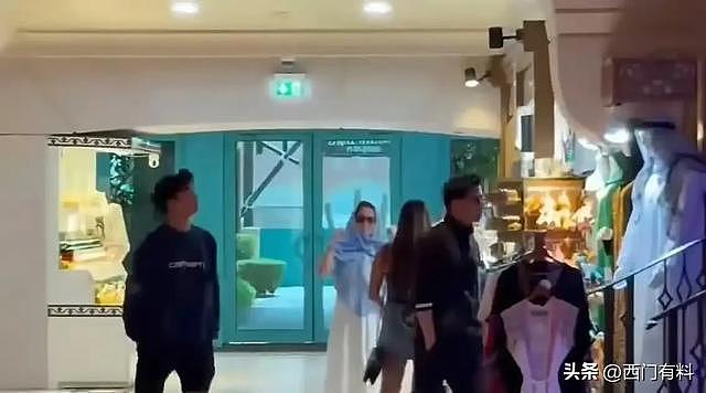 谢霆锋带大儿子迪拜度假，身高背影复制粘贴，儿子颜值被评没爸爸帅（组图） - 1