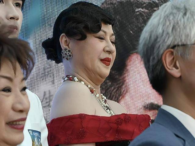 香港知名女星容貌大变,出席活动突然中途退场,患甲亢身体出问题(组图) - 2