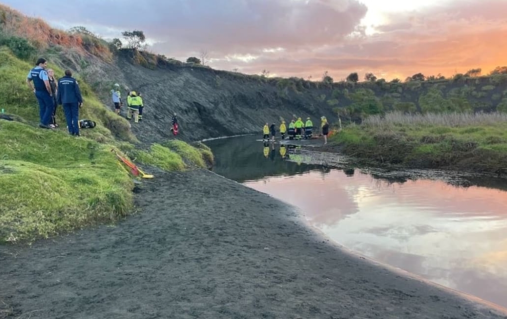 奥克兰海滩突发悲剧！28岁年轻父亲遭沙丘重大车祸，货车翻车致10人伤，St John派出重大事故支援团队，消防紧急出动（组图） - 4