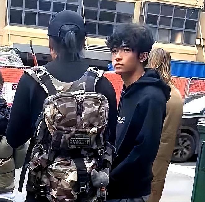 谢霆锋带长子游迪拜吃大餐，18岁Lucas成帅小伙与父亲并肩作战（组图） - 11