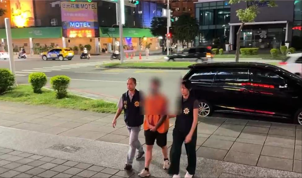 台湾高雄16枪狙杀案:疑争毒品地盘,杀手变装烧车(视频/组图) - 1