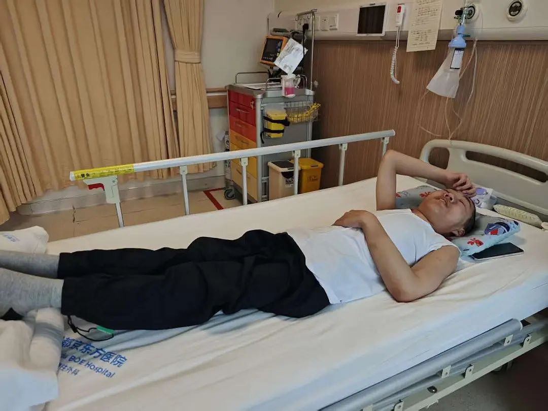 世界首例反向折叠人矫正手术在成都完成!“折叠男孩”已能躺平,将重返大学校园,曾被断言“活不过13岁”(组图) - 6