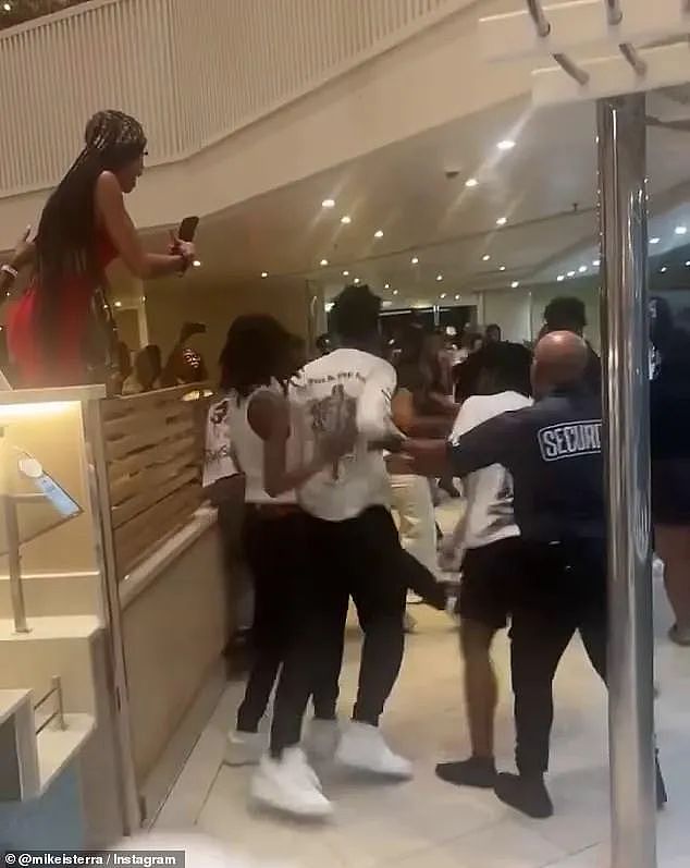 邮轮爆发大规模斗殴，乘客竟为炸鸡柳打成一团！场面失控（视频/组图） - 1