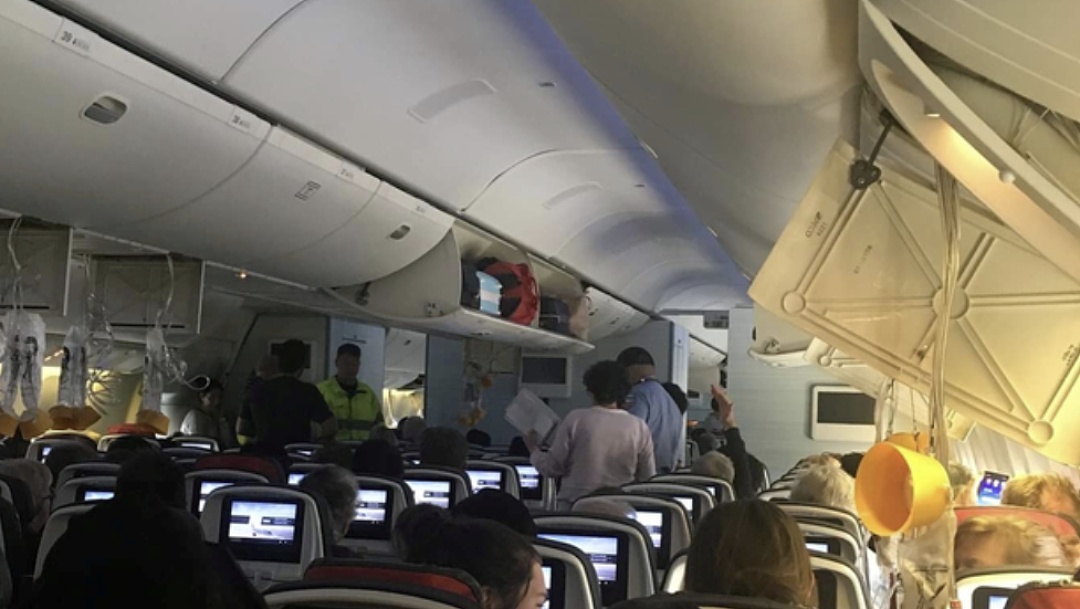 恐怖乱流!飞上海航班高空剧烈颠簸,猛然下坠,乘客尖叫呕吐!乘客整个人被甩上天花板(组图) - 5