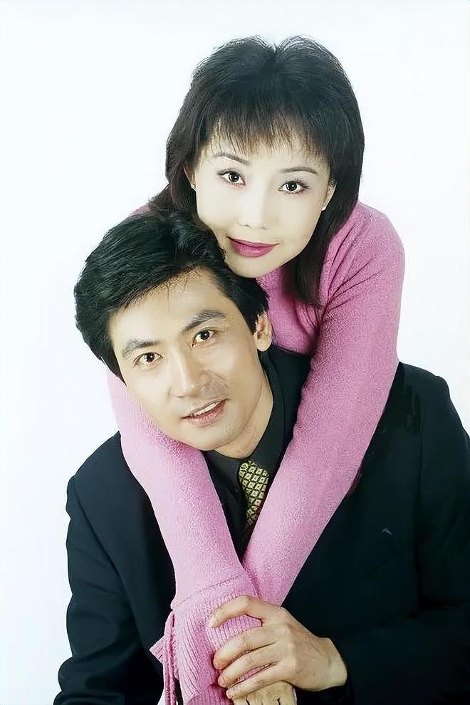 出道36年不温不火，老婆却靠一首歌红了35年，如今成春晚常客（组图） - 9