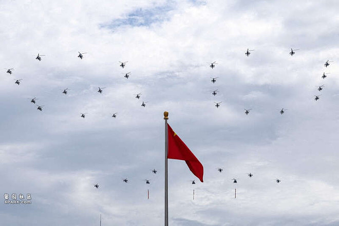 九三阅兵直升机群北京上空拼“80”字样（组图） - 10
