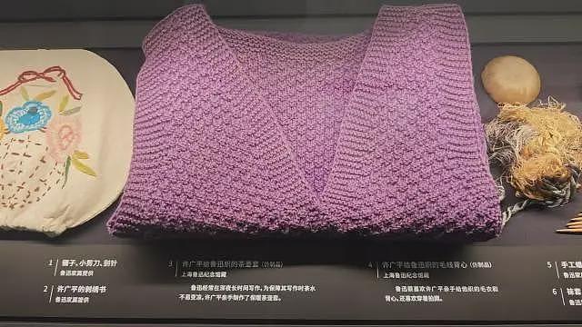 “给先生点烟”打卡照走红后，鲁迅夹烟墙画被投诉，馆方回应（组图） - 10