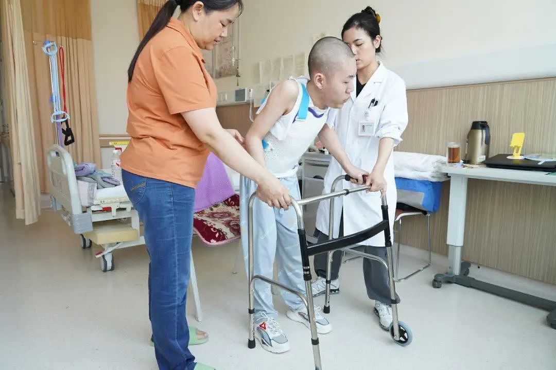 世界首例反向折叠人矫正手术在成都完成!“折叠男孩”已能躺平,将重返大学校园,曾被断言“活不过13岁”(组图) - 7