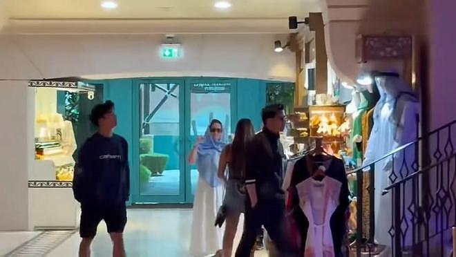 谢霆锋带长子游迪拜吃大餐，18岁Lucas成帅小伙与父亲并肩作战（组图） - 2