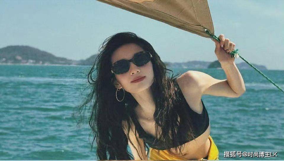 19岁黄多多美上热搜!气质比亲妈孙莉更胜一筹(组图) - 11