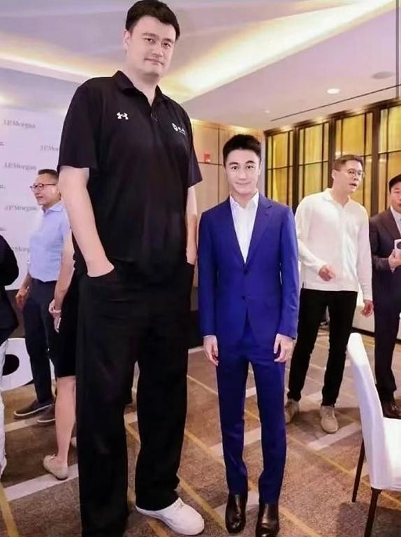 何猷君入股NBA塞尔蒂克队，同框姚明“矮了4个头”（图） - 1