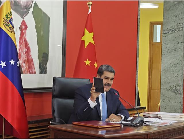美委关系紧张加剧!马杜罗秀习近平“亲赠”华为手机等对华示好(组图) - 1