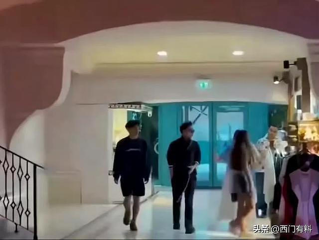 谢霆锋带大儿子迪拜度假，身高背影复制粘贴，儿子颜值被评没爸爸帅（组图） - 6