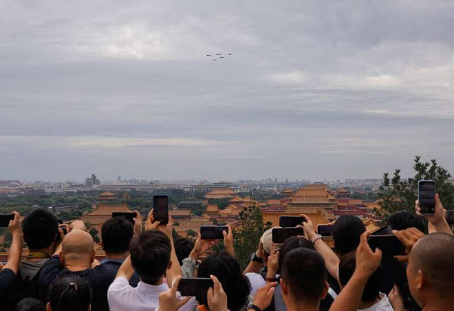 九三阅兵直升机群北京上空拼“80”字样（组图） - 4