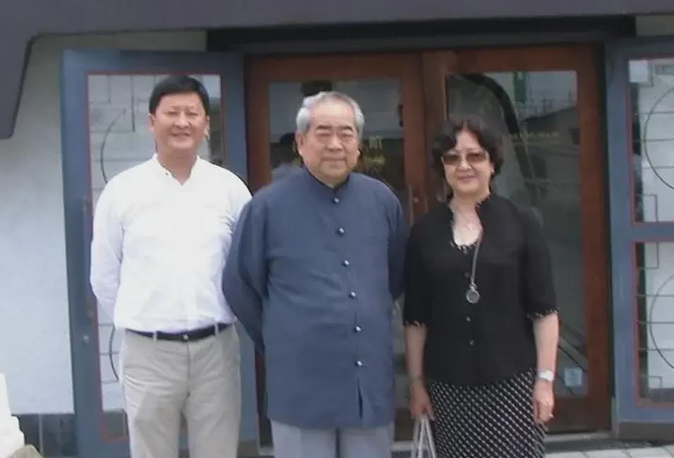范曾好友透露内斗原因，继子继承北京房产，晒全家福挑衅亲女儿（组图） - 3