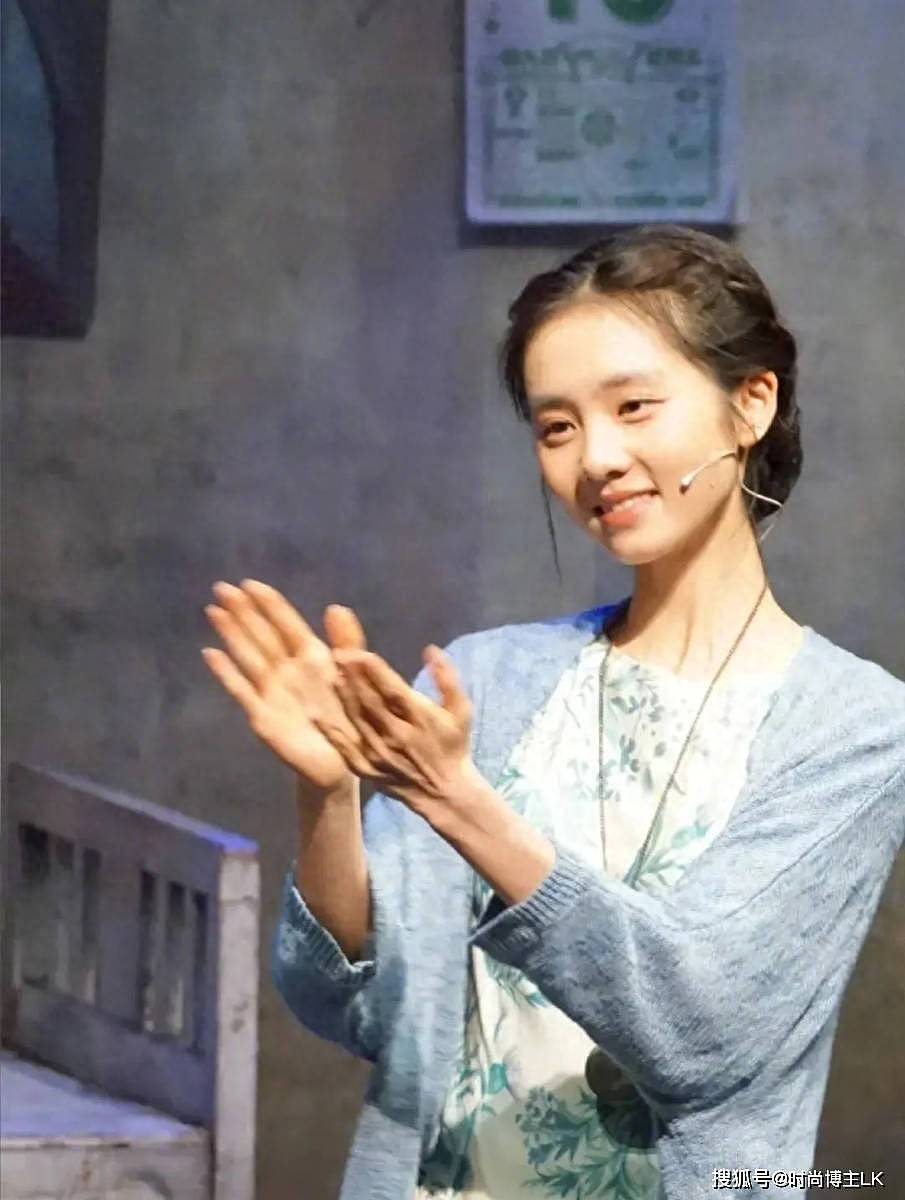 19岁黄多多美上热搜!气质比亲妈孙莉更胜一筹(组图) - 1