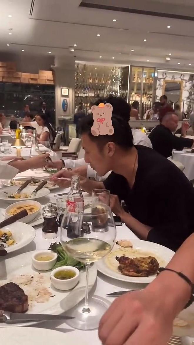 谢霆锋带长子游迪拜吃大餐，18岁Lucas成帅小伙与父亲并肩作战（组图） - 4