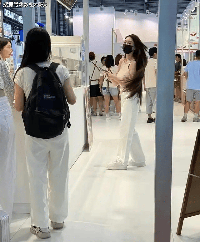 叶柯产后首现身，真实身材与直播差太大，长发齐臀藏深意（组图） - 3