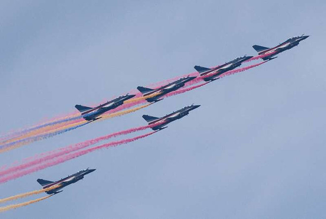 九三阅兵直升机群北京上空拼“80”字样（组图） - 9