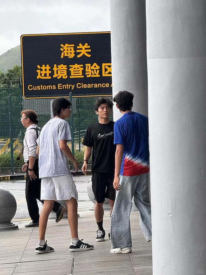 谢霆锋带长子游迪拜吃大餐，18岁Lucas成帅小伙与父亲并肩作战（组图） - 12