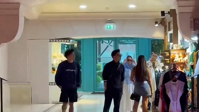 谢霆锋带长子游迪拜吃大餐，18岁Lucas成帅小伙与父亲并肩作战（组图） - 1