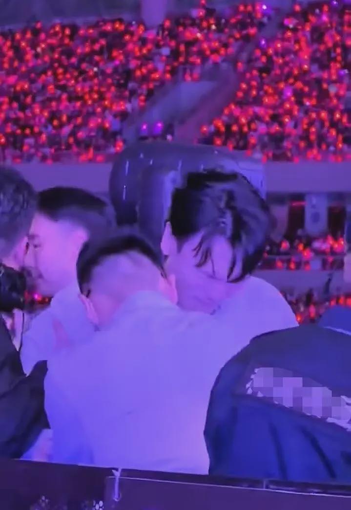 杨宗纬从舞台跌落被抬走！重症医生：不要盲目移动（组图） - 3