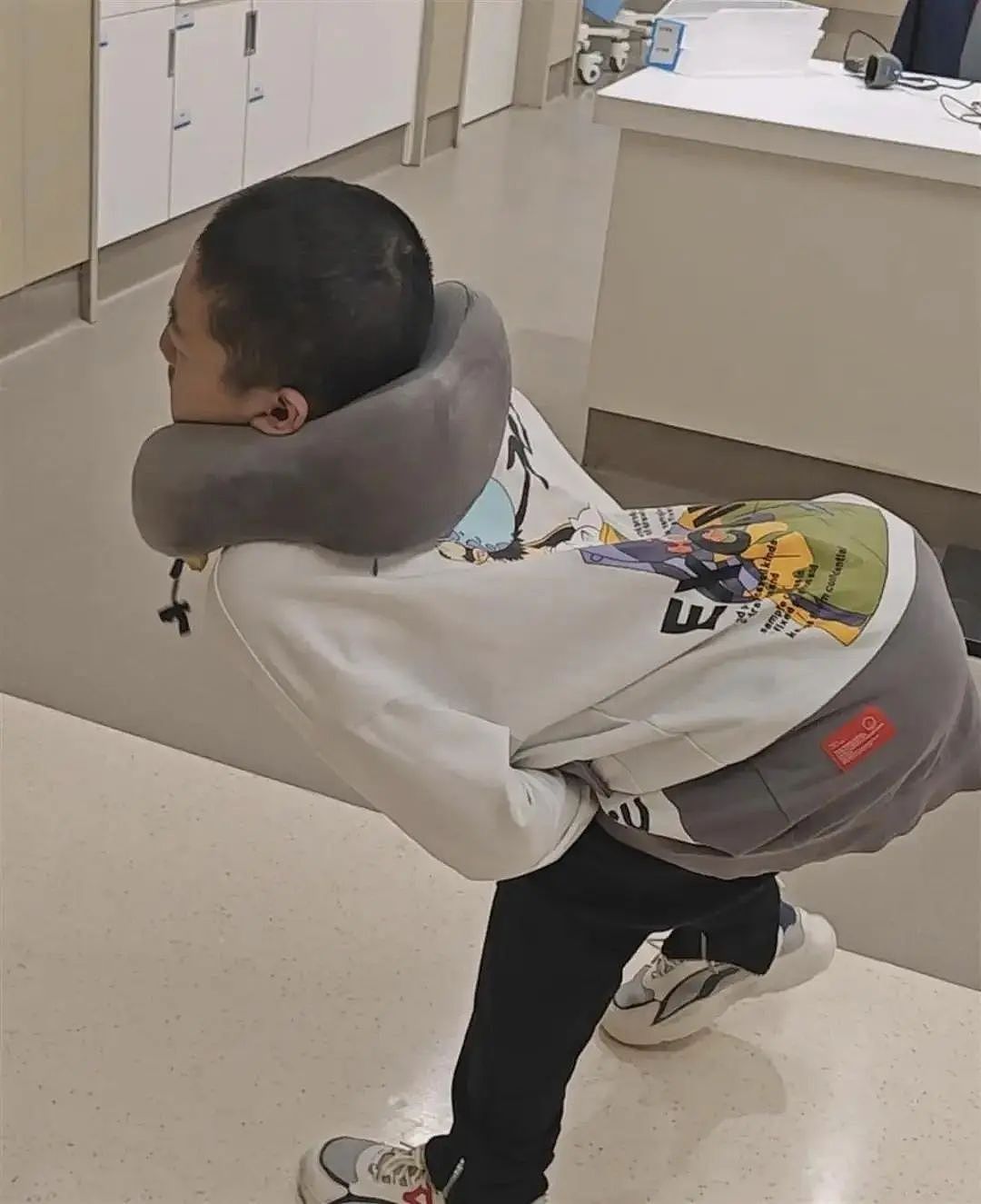 世界首例反向折叠人矫正手术在成都完成!“折叠男孩”已能躺平,将重返大学校园,曾被断言“活不过13岁”(组图) - 2
