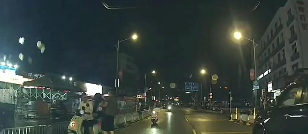 女司机深夜救“被侵犯”醉酒女生，看完经过网友大骂好心人才是凶手（视频/组图） - 1