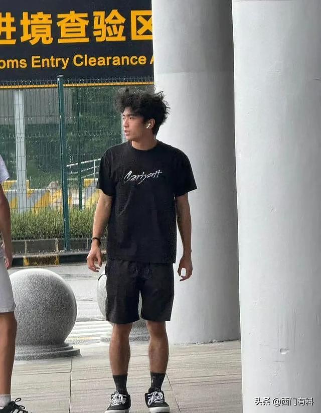 谢霆锋带大儿子迪拜度假，身高背影复制粘贴，儿子颜值被评没爸爸帅（组图） - 5