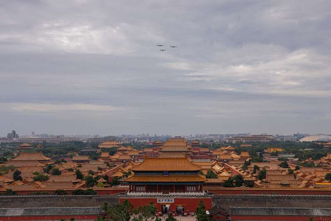九三阅兵直升机群北京上空拼“80”字样（组图） - 8