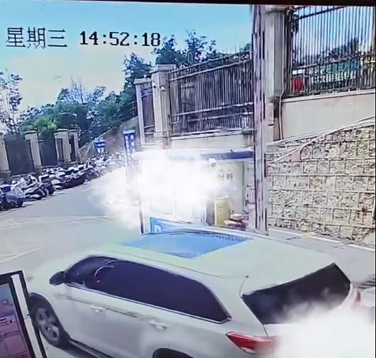 人肉千斤顶!云南悍妇为少妇5元停车费,冒险硬托70公斤电闸画面曝(视频/组图) - 3