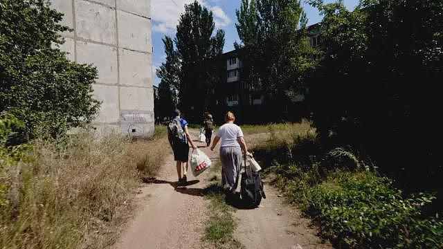在乌克兰控制的顿涅茨克地区，居民纷纷逃离可能被割让的土地（组图） - 3