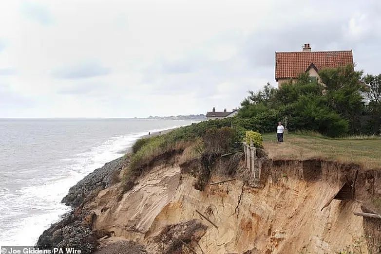 英国88岁老奶奶心痛表示：我住了25年的家快要掉进海里了！（组图） - 5