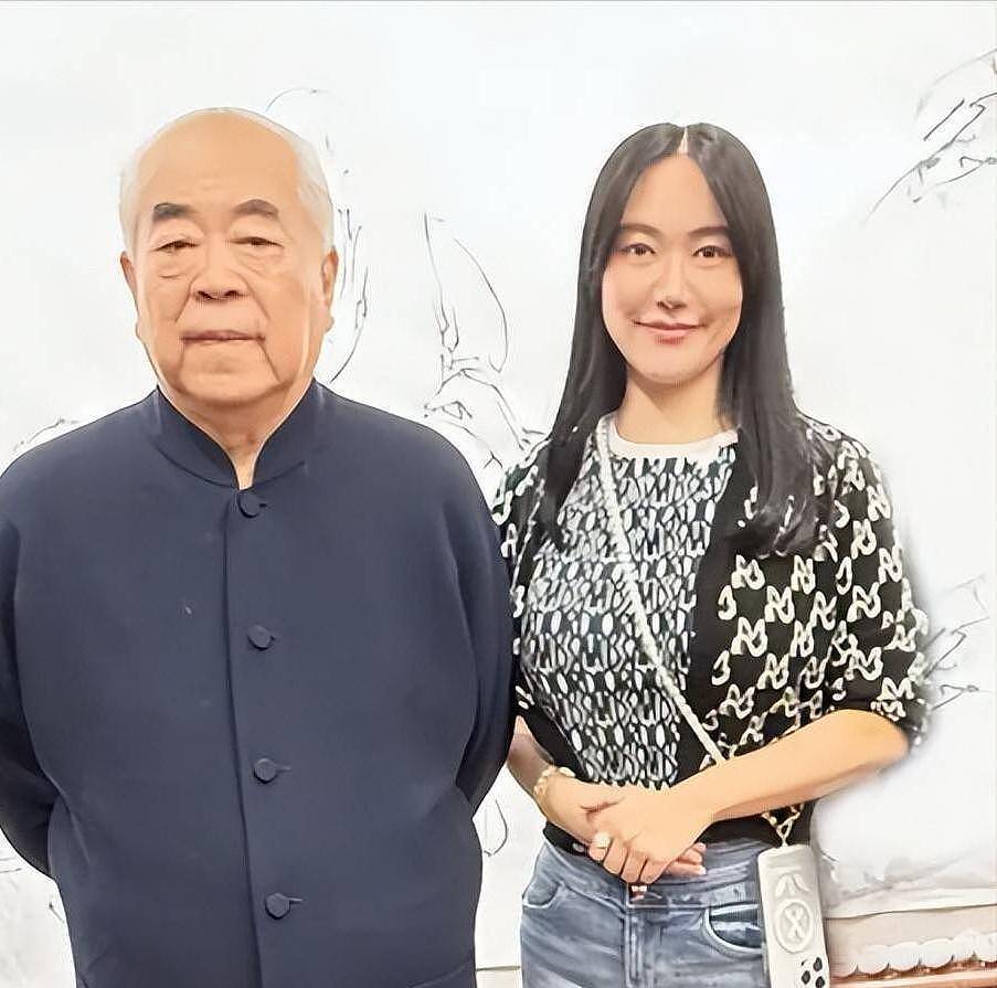 范曾继子晒父母恩爱合影,疑挑衅徐萌,好友曝范曾赵忠祥过往(组图) - 1