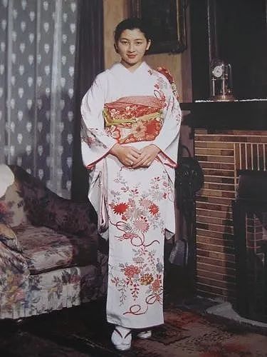 日本“平民皇后”超奢靡生活曝光!太子妃时期花13亿买衣服,网友:本来也是财阀千金!(组图) - 3