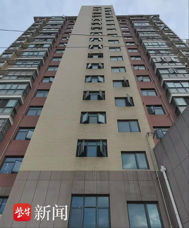 3岁娃从16楼电梯走道坠亡!母亲扔垃圾仅离开10分钟,家属质疑窗台低、无限位器、灭火器乱摆,物业只愿赔1万(组图) - 5