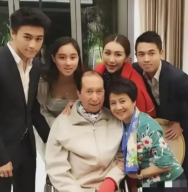 真不怪传闻,身价300亿的赌王千金何超欣,跟港姐利智长相神似(组图) - 14