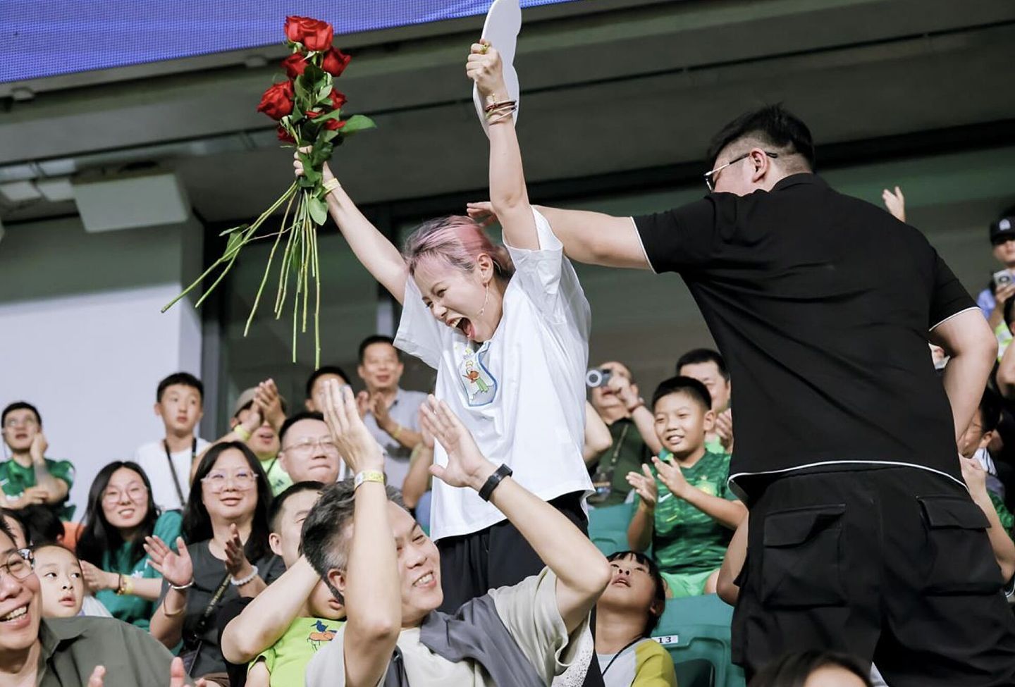 东北妹子球场反向求婚4万人见证，大喊：痛快点，我们结婚吧（组图） - 2
