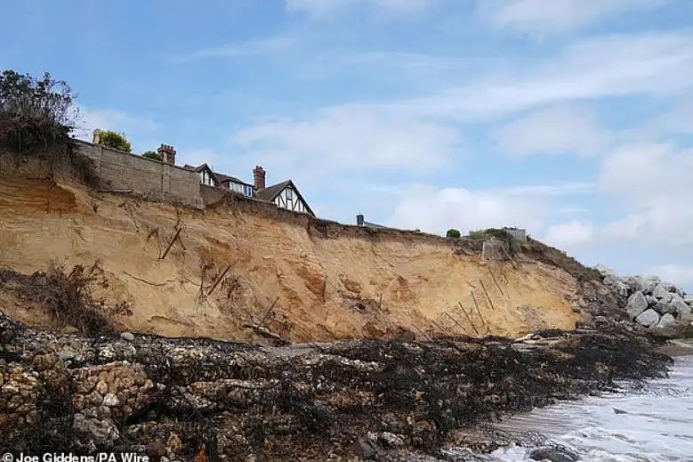 英国88岁老奶奶心痛表示：我住了25年的家快要掉进海里了！（组图） - 10