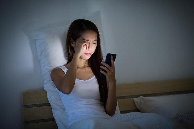 【健康】长期在睡前玩手机的人，会付出啥代价？医生：或要承担这4种痛苦（组图） - 4
