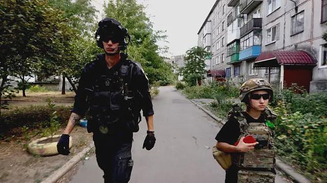 在乌克兰控制的顿涅茨克地区，居民纷纷逃离可能被割让的土地（组图） - 4