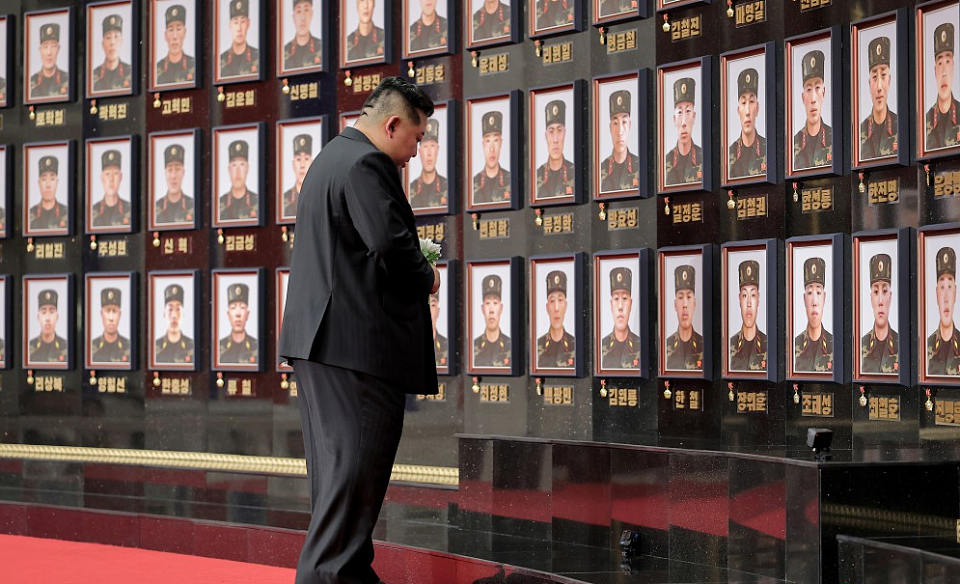 金正恩抚摸士兵遗像落泪，既给俄罗斯提了个醒，也给韩国敲响警钟（组图） - 1