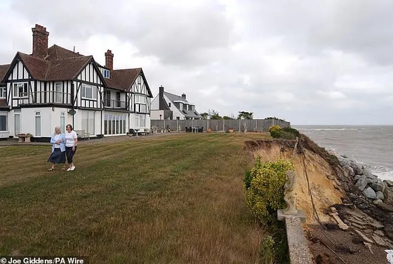 英国88岁老奶奶心痛表示：我住了25年的家快要掉进海里了！（组图） - 3