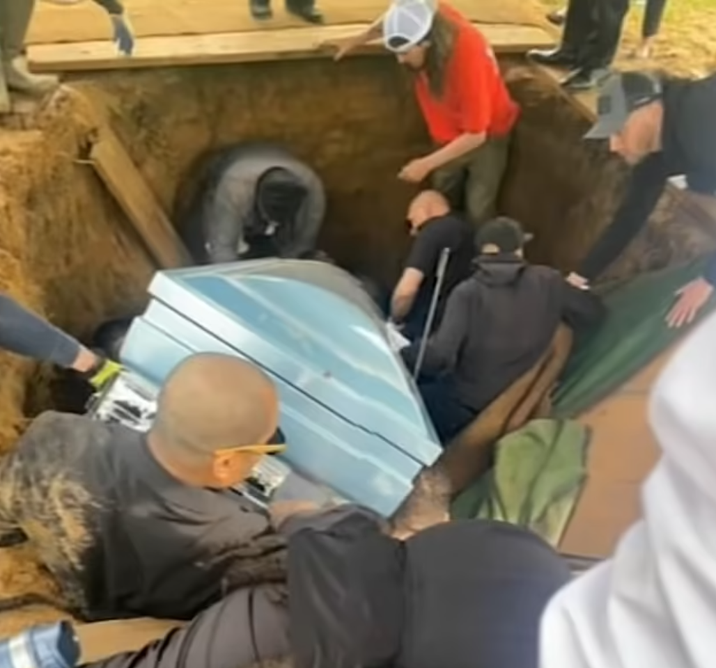 史上最离谱葬礼!全家连人带棺掉进墓坑,儿子当场昏迷!网友:活久见(组图) - 4